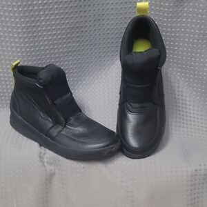 Sorel Out and About Booties Size 8